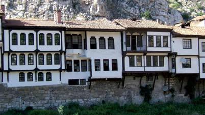 Lezzet keşfi Dünyanın en güzel misket elması, kirazı, şeftalisi ve bamyasının üretildiği Amasya nın bu eşsiz lezzetlerinin yanı sıra yemeklerini de