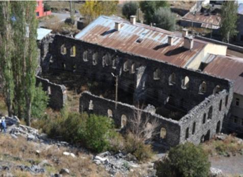 Sarayın asıl giriş kapısı batı istikametinde olup zemin katla birinci katı ayıran ahşap tavan tamamen yıkılmıştır.