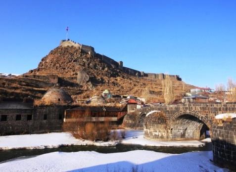 KARS KALESİ: 1153 yılında Selçuklulara bağlı Saltuklu Sultanı Melik İzzeddin'in emri ile Veziri Firuz Akay tarafından yaptırılmıştır.