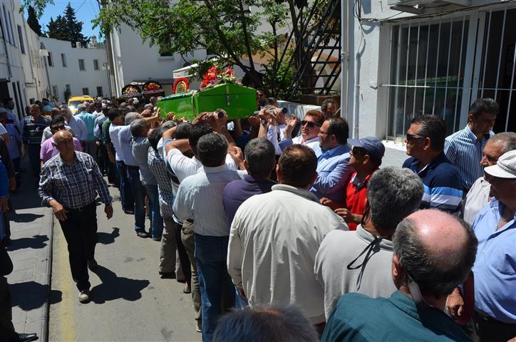 Bodrum Belediye Başkan Yardımcısı İsmail Altındağ a makamında küçük kızı Naz, Başkan Yardımcıları Kemal Orman ve