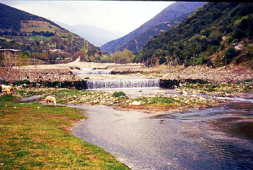 BÖLÜM 3 TABAN KUŞAKLARI VE BRİTLER Bu bölümde, derelerde ıslah sekisi ve tersip bentleri dışında sıkça uygulamalarını gördüğümüz enine yapılardan olan, taban kuşakları ve biritlerden kısaca