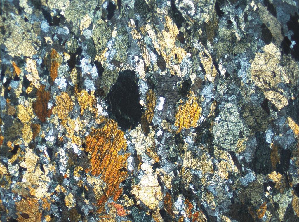 4. ARAŞTIRMA BULGULARI VE TARTIŞMA Fatih KARAOĞLAN kloritleşme gelişmiştir. Deformasyonun etkisiyle kristallerde çatlaklar oluşmuş, prizmatik kristallerde bükülmeler gelişmiştir.