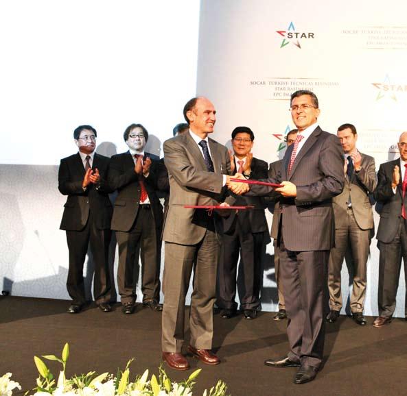KAPAK KONUSU SOCAR Uluslararası Yatırımlar Sorumlusu ve Petkim Yönetim Kurulu Başkanı Vagif Aliyev (önde sağda) ve EPC konsorsiyumunun lideri İspanyol Tecnicas Reunidas ın Yönetim Kurulu Başkan