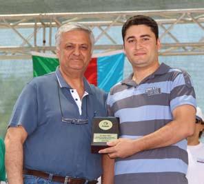 katkılarından dolayı Enerji Verimliliği Yöneticisi Sadi Şenocak ın ödülünü Petkim Genel Müdürü Sadettin Korkut un elinden aldı.