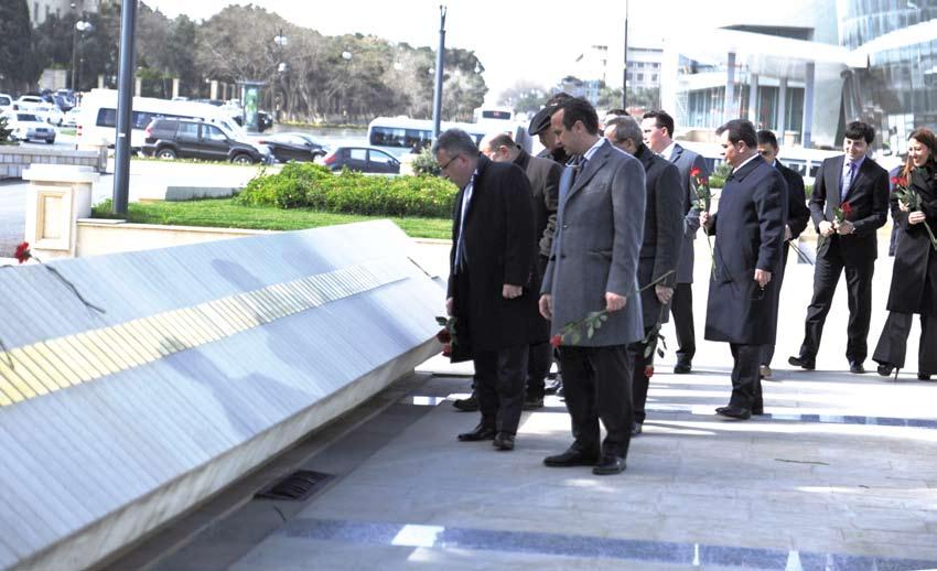 GÜNCEL Türk bankacılardan oluşan heyet, Bakü deki Türk Şehitliği ni ziyaret ederek çiçek bıraktı.