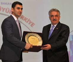 Gümrük ve Ticaret Bakanı Hayati Yazıcı (sağda) Petkim in ödülünü Genel Müdür Yardımcısı Natig Damirov a takdim etti.
