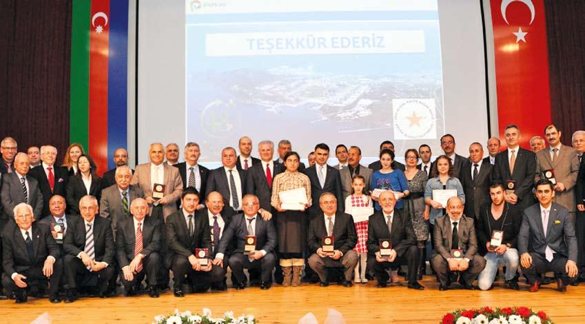 BİZ DEN HABERLER Petkim in müşterilerine her yıl verdiği geleneksel ödülleri alan firma temsilcileri ile Petkim yöneticileri hatıra resmi çektirdi.