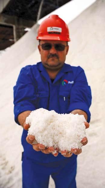 HABER Petkim Klor Alkali Fabrikası bünyesindeki tuz iskelesine yılda 220 bin ton tuz geliyor.