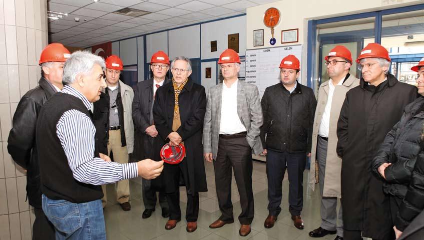ZİYARET Petkim i ziyaret eden heyet, Etilen Fabrikası ziyaretleri kapsamında, Fabrika Yöneticisi Hasan Ali Karavacıoğlu ndan (solda) üretim proseslerine ilişkin bilgiler aldı.