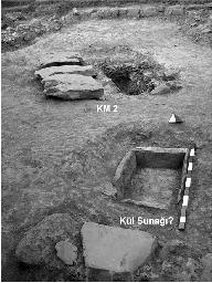 Laskarisler Dönemi ne ait büyük bir yapı ve yanında biri oldukça küçük olan