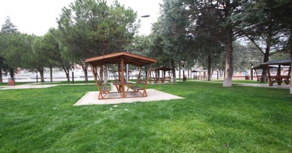 ) Akbilek Köprü Yanı Park Yapımı: Şehir içi park projeleri ile park sayısının ve yeşil alanların artırılması, park oyun grupları ile çocuklara oyun alanları oluşturulması, amacıyla Akbilek Köprü