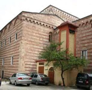 Murad Külliyesi içinde, Cami nin doğusunda, Cami ile birlikte 1365-66 yılları civarında inşa edilen ve Bekarlar, Cıkcık veya Girçık Hamamı olarak bilinen bina