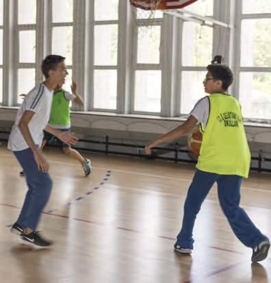 sınıflar, ortaokul 1, 2,3 ve 4. sınıflar seviyesinde 40 kız / erkek öğrenciye açıktır. - Okul Basketbol takımı öğrencileri dönüşümsüz kulüp kategorisinde çalışmalarını sürdürür.