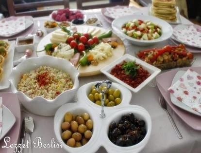 Gönderenlerin fotoğraf ve isimleriyle birlikte (video gönderenlerin videosu) yemek tarifleri, kahvaltı sofraları