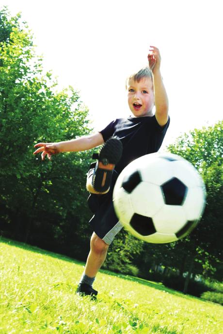 EGZERSİZ YAPALIM Sporcular düzenli olarak yaptýklarý egzersizlerle kaslarýný geliþtirirler. Kasýn geliþimi için dengeli beslenmek de gerekmektedir. Düzenli olarak çalýþan kasýn lifleri kalýnlaþýr.