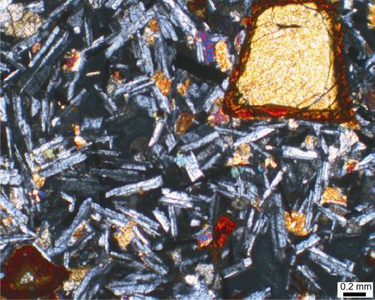 4. BULGULAR VE TARTIŞMA Ali ÖZVAN Boşluklu bazaltlarda gözlenen iddingsitleşme (Şekil 4.77) ve kristalize kireçtaşında gözlenen stilolit (Şekil 4.
