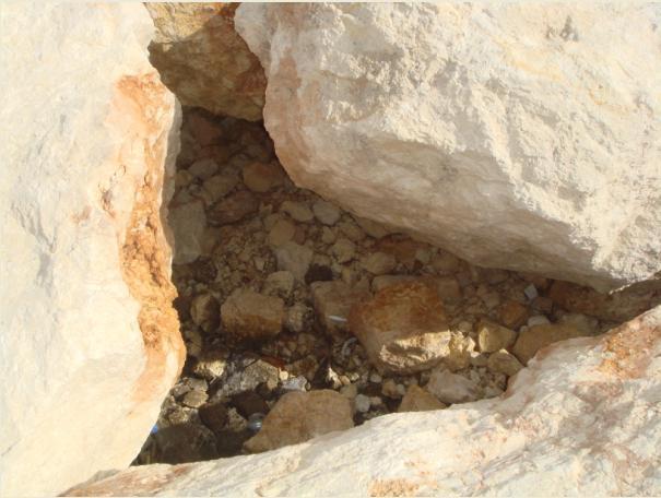 1. GİRİŞ Ali ÖZVAN Şekil 1.8. Kumkuyu yat limanında oluşan çekirdek malzemesi kaybı (Fotoğraf Durmuş, 2007 