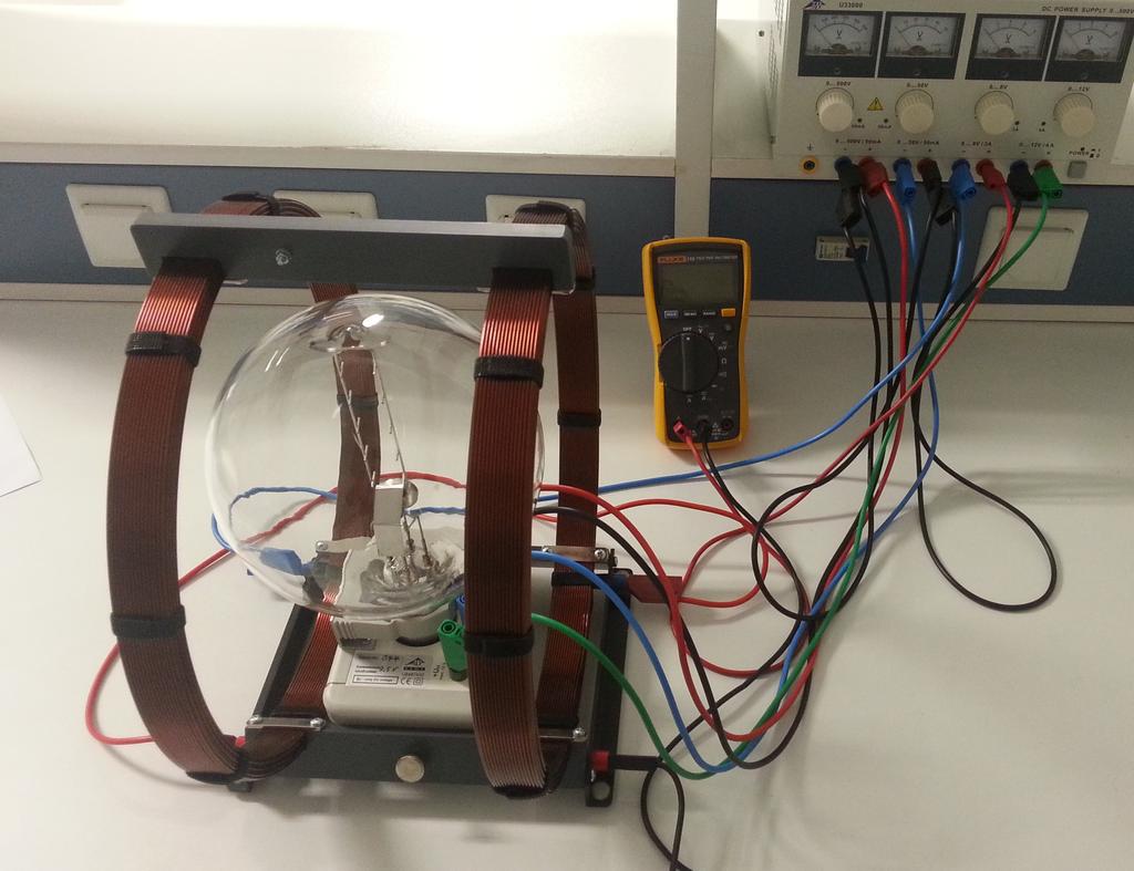 Deneyin Yapılışı Şekil 3.2: Deney Düzeneği. 1. Deney düzeneğini inceleyiniz. Elektron yörüngesini daha iyi gözlemlemek için ışıkları kapatınız. 2. 3.2 numaralı şekilde gösterilen ısıtma voltajını 7.