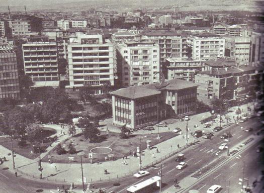 Ankara nın önemli mahallelerinden biri Kızılay Mahallesi dir. Atatürk Bulvarı nın ortasında yer alan Kızılay, ismini burada inşa edilen Kızılay Genel Merkezi Binası ndan almıştır.