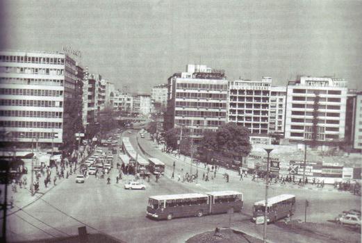 Gökdelen in cephesindeki Kuzgun Acar a ait duvar rölyefleri, Cumhuriyet in kültüre, sanata verdiği önemi göstermektedir.