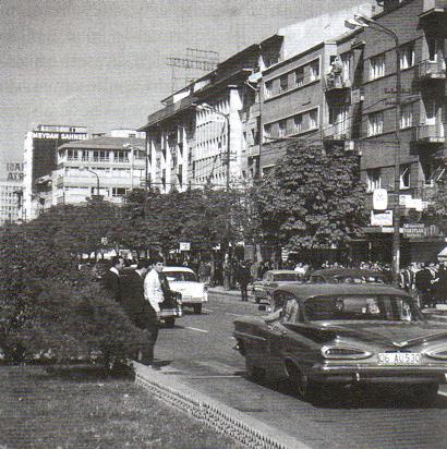 Mekâna uygun yazı karakterleri seçilip, farklı denemeler gerçekleştirilmiştir.