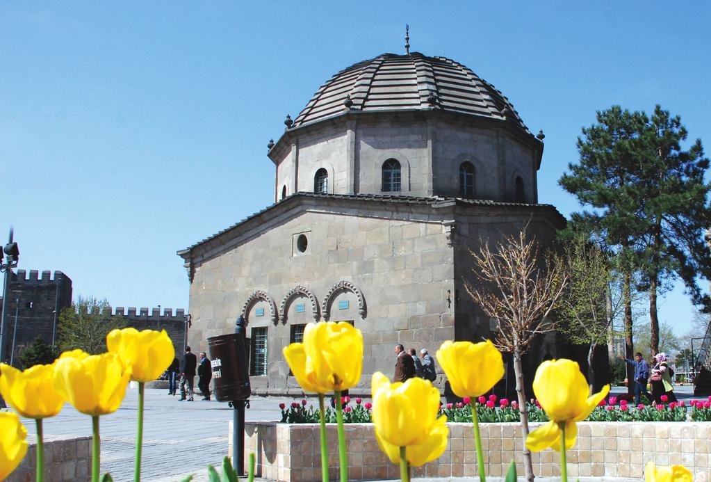 10 Zeynel Abidin Türbesi ve Türbedar Evi Cumhuriyet Meydanı nın doğusunda Konum: Sivas Bulvarı ile Talas Bulvarı kesişiminde yer almaktadır. Ziyarete açıktır.