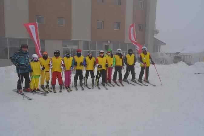 IŞIK İLK ve ORTAOKULU ULUDAĞ KAYAK KAMPI Kış sporlarının en sevileni olan kayak sporuna gönül veren öğrencilerimiz ve velilerimiz için Beden Eğitimi Bölümü, yarıyıl tatili öncesi ortalama 4 gün süren