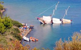 Bodrum Limanı'na kayıtlı, çift kişilik dört kabini bulunan, 20 metrelik 'Levant' isimli gulet tekne, dün 2 mürettebat ve 8 yolcusuyla Gökova Körfezi'nde mavi tura çıktı. Saat 17.