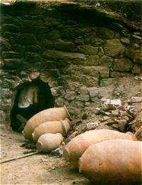 Hatta Konya nın Selçuk ilçesine bağlı Sille köyünden çıkan sille taşı bu tür fırınların yapımı için uygundur ve Anadolu da sadece bu taşla yapılmış