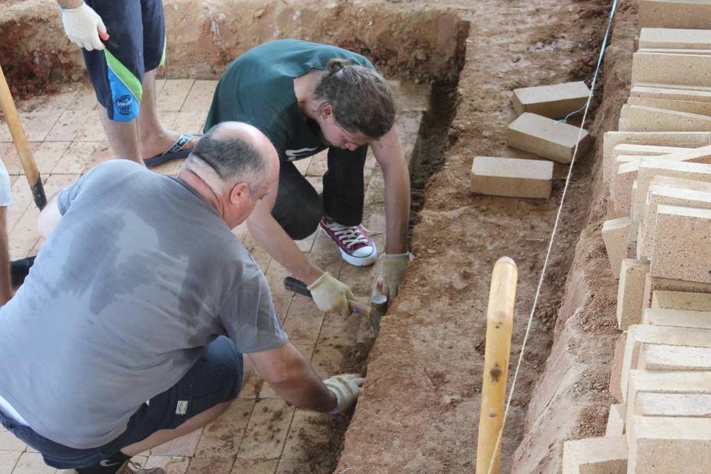 25 vurularak önce yanındaki tuğlaya doğru sıkıştırılır sonrada üzerine vurularak yerine oturması sağlanır. İç dikdörtgen tamamen kaplandıktan sonra külhan zemini tamamlanmış olur.