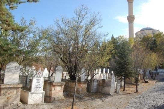 Her iki mezarlıkta da cami ve ona bağlı kullanımlar bulunmaktadır. Konum 1180m yüksekliğe kurulu Taşlıbel Mezarlığının, Türk mezarlık geleneğinde olduğu gibi kentin dışında kalması düşünülmüştür.