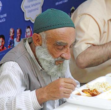 iftar sofraları kurulmakta ve yoksullara gıda yardım