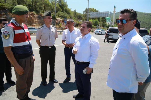 Bodrum girişinde bulunan yol kontrol noktalarını ziyaret eden Bodrum Kaymakamı Dr. Mehmet Gödekmerdan, görevli personeli denetledi ve bayramlaştı.