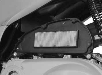 7 3. Üç iç viday (5) sökerek hava filtresini (4) sökün. Filtreyi at n ve yenisini tak n. Bak m 4. Sadece orijinal Honda hava filtrelerini kullan n.