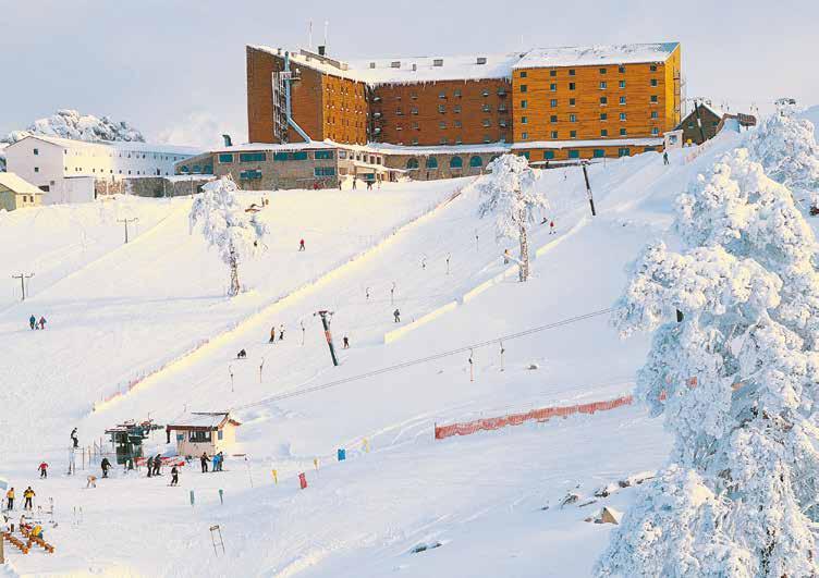 Bolu Kartalkaya daki konumu itibariyle İstanbul ve Ankara dan kısa sürede ve kolaylıkla ulaşılabilen DorukKaya Ski & Mountain Resort, kış sporları keyfini güvenceye alan kar makineleriyle