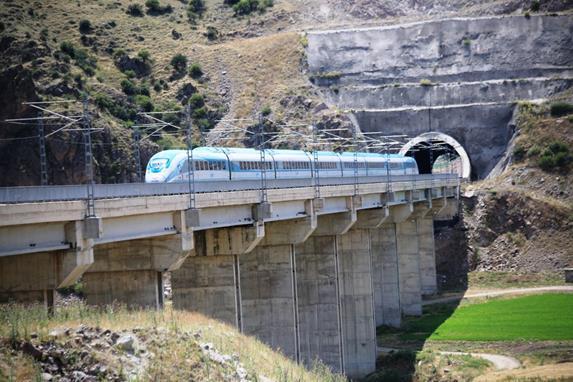 İlk etapta Ankara-Eskişehir arasındaki Yüksek Hızlı Tren Projesi tamamlanarak 13 Mart 2009 tarihinde işletmeye açılmıştır.