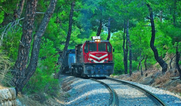 IV-3. TCDD nin İşletme Faaliyetleri IV-3.1. Yük Taşımacılığı Demiryolu yük taşımalarında, 2015 yılında 2014 yılına göre % 10 oranında azalış olmuştur.