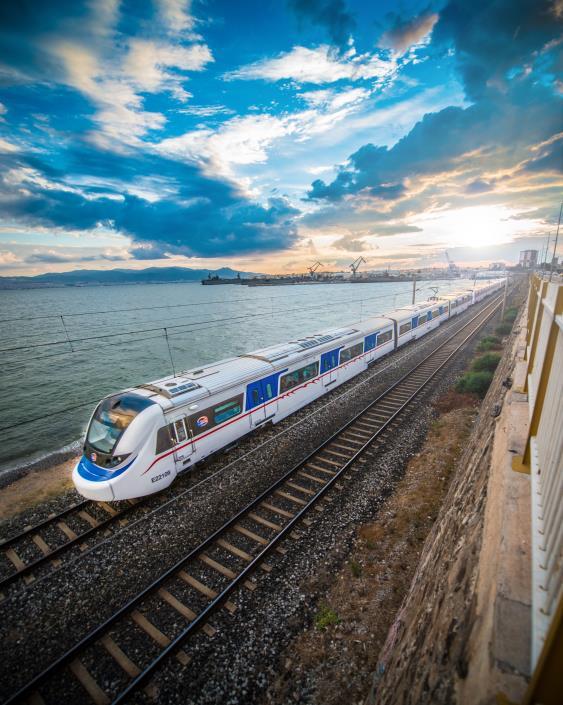 hızlı, diğer ulaşım sistemleriyle entegre ve metro standardında banliyö hizmeti verilmesini sağlayacaktır. İzmir kent içi ulaşımında kullanılmakta olan Kent kart akıllı bilet sistemine, İZBAN A.Ş.