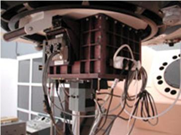 TFOSC sisteminin mekanizmaları ve dedektör kontrolleri, RTT150 teleskobunun kontrol sistemine entegre edilmiştir. Şekil 5. TFOSC Sistemi. Teknisyen Hasan Suluk vakumlama işlemi yapıyor. R. Burenin tarafından yazılan yazılım paketi fotometrik gözlemleri programlama imkânı vermektedir.