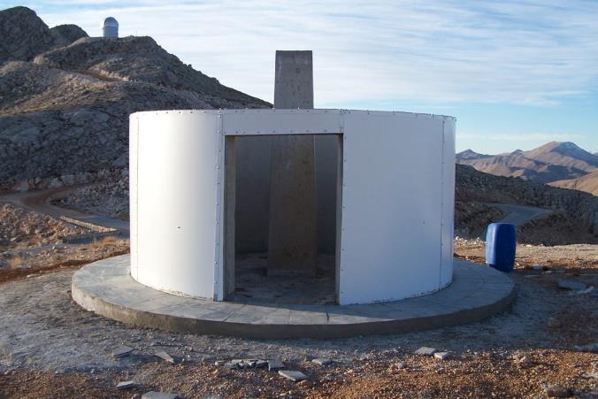 Şekil 1. RT40 teleskobunun inşa hâlindeki binası ve clamshell türü kubbesi kurulduktan sonraki hâli.