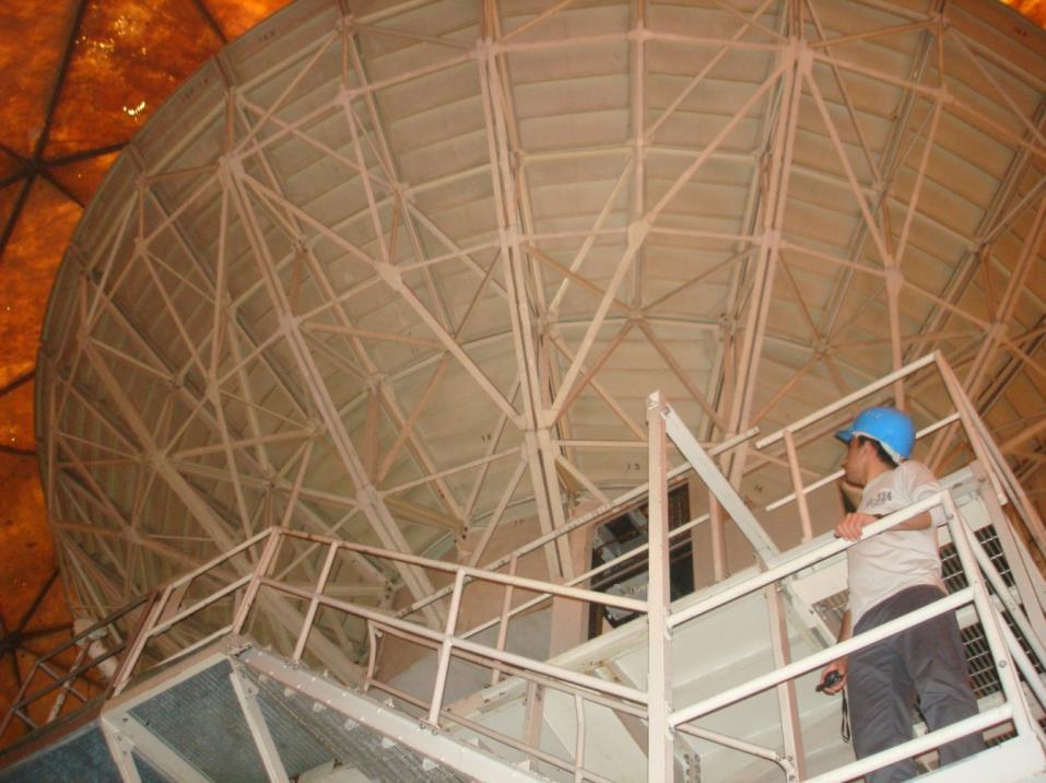 Radyo teleskoplar ile; Şekil 3. 13m çaplı çanak anten. a. Güneş gözlemi (13.36-13.41; 25.55-25.67 MHz) b. HI gözlemi ve ilgili konular (1400-1427 MHz) c. Pulsarlar (406.10-410.00 MHz) d.