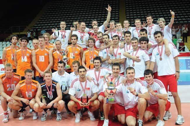 Filenin Aslanları Avrupa Ligi Üçüncüsü Onur Karaçil Bursa da yapılan Avrupa Ligi finalleinde Almanya yı 3-2 yenen A Erkek Voleybol Milli Takımı üçüncü oldu.