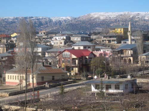 6 3. ARAŞTIRMA ALANININ DURUMU 3.1. Coğrafik Durumu: Doğuda Mersin, batıda Silifke, Kuzeyde Karaman ili güneyde Akdeniz ile çevrilidir.