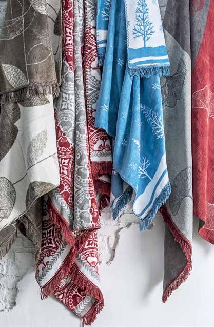 Çiçekten Düşler 2 3 Masalsı kış manzaraları ve formlarıyla dikkat çeken dekoratif yastıklar, farklı desen ve renk seçenekleriyle Calina Saten Nevresim Takımı nı zenginleştiriyor.