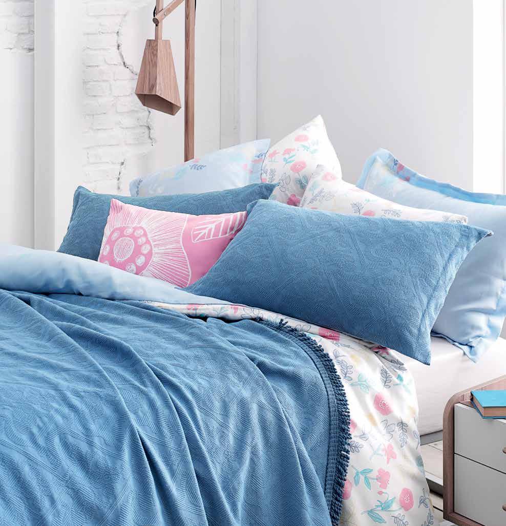 Tutku Zamanı Mavinin rahatlatan dingin enerjisini göz alıcı kabartma desenleriyle zenginleştiren Minho Yatak Örtüsü Seti, yatak odalarında ferah ve şık bir etki yaratmak için ideal.