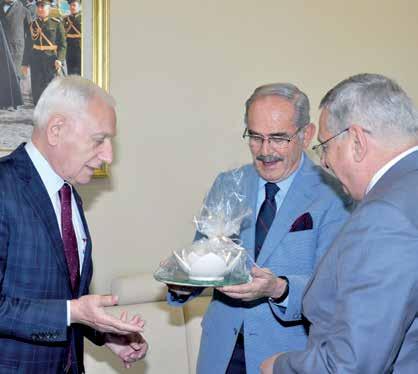Prof. Dr. Büyükerşen, Türkiye ye kazandırdığı eserler nedeniyle Prof. Dr. Mehmet Haberal ı kutladı. Keyifli geçen sohbetin ardından günün anısına karşılıklı hediyeler takdim edildi.