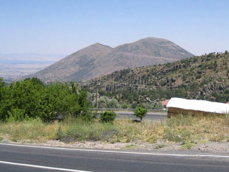 Resim15 Erciyes in tipik tepelerinden bazıları da üzerleri vdüz ve taşlık yapıya sahip olan kartınlardır.dağın yamaçlarında tanınmış 3 kartın vardır.