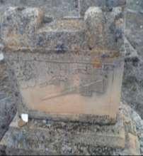 26 Nolu fotoğrafta görülen mezar taşının gövde yüzeyinde tüfek, barutluk, ve fişeklik işlenmiştir (Fotoğraf 26).