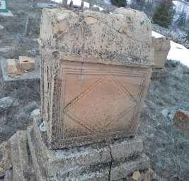 Dikdörtgen prizma formundaki sandukalı mezar taşlarının orta kısım düzgün bir kesme yapılarak oyulmuştur (Fotoğraf 10).