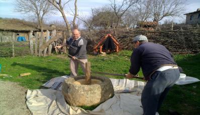 Harput Deliktaş Mahallesinde dibek örnekleri halen bulunmaktadır (16.04.2013) Rersim-2 (Gem). http://www.google.com.tr. (08.04.2013). Resim-3 (Höllük). http://www.google.com.tr. (08.04.2013) Resim-4 (Loğ).